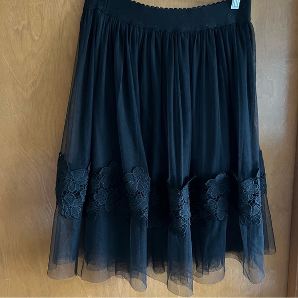 NWT Francesca’s Tulle Skirt with Flower Trim - Picture 4 of 6